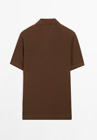 Brun kortärmad polo skjorta med en texturerad ribbad mönster, som har en klassisk krage och rak nederkant.