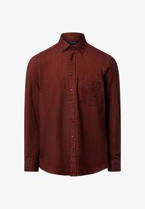 Langarm, knoopshirt van dieprode stof met subtiele structuur. Bevat een borstzak en zwarte knopen aan de voorkant.