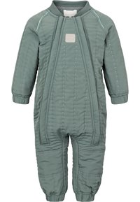 Polstret jumpsuit i dempet grønn, med elastiske mansjetter, diagonale frontfolder og prikket tekstur. Reflekterende detaljer langs sømmene.