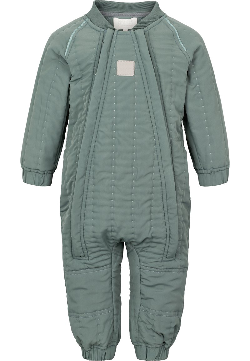 Polstret jumpsuit i dempet grønn, med elastiske mansjetter, diagonale frontfolder og prikket tekstur. Reflekterende detaljer langs sømmene.