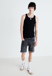 Jack & Jones JJIRICK JJORIGINAL - Shorts di jeans - black denim