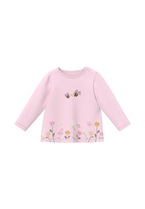 Jasnoróżowa, długorękawowa koszulka dla niemowląt z ilustracjami pszczółek na piersi oraz kolorowymi kwiatami wzdłuż dolnego brzegu.
