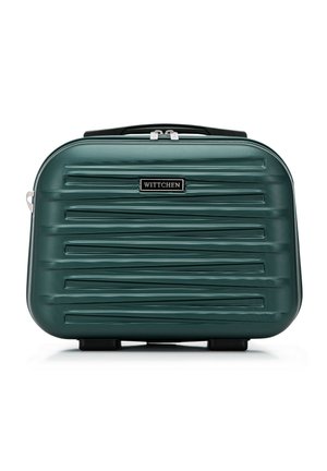 Maleta rígida verde con estrías horizontales, un logo de marca negro y un mango negro. Presenta patas protectoras para mayor estabilidad.