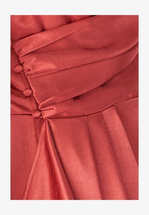 Punane satiinist kleit, millel on liibuv bodi voldikute, ümarate küljenäppude ja siledapinnalise tekstuuriga.