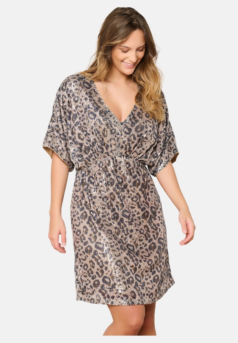 Vestido de patrón de leopardo con escote en V, mangas cortas tipo murciélago y textura de lentejuelas. Presenta una cinturilla elástica para dar forma.