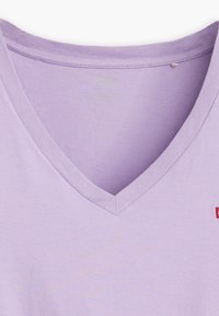 Levi's® Plus PERFECT VNECK TEE - Tricou cu imprimeu - heirloom lilac