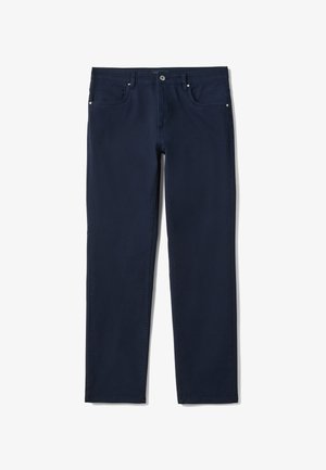 Marineblauwe rechte broek met knoop en ritssluiting aan de voorkant, riemlussen en een ontwerp met vijf zakken, plat neergelegd op een witte achtergrond.