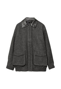 Grå tweedjakke med krave i sort læder, to forreste påsatte lommer, elastisk kant og et tekstureret herringbone-mønster.