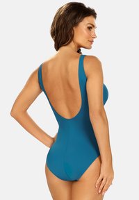 Turkusowy jednoczęściowy kostium kąpielowy z głębokim dekoltem z tyłu i szerokimi ramiączkami, o gładkiej fakturze i bez widocznych wzorów lub ozdób.