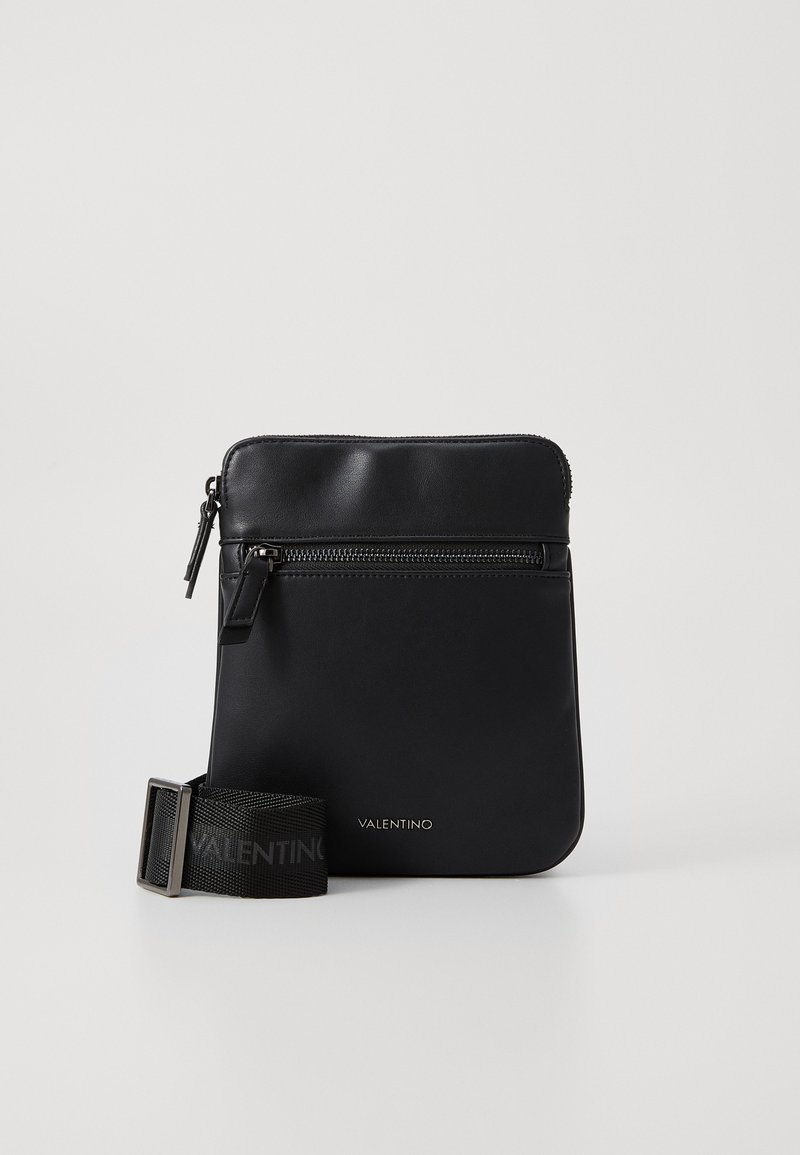 Svart läder crossbody-väska med en framficka med dragkedja, en slät yta och en avtagbar rem med logotypmönster.