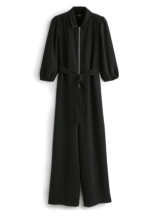 Combinaison noire à manches longues avec col, fermeture éclair devant, poche poitrine, poignets élastiques et ceinture en tissu nouée à la taille.
