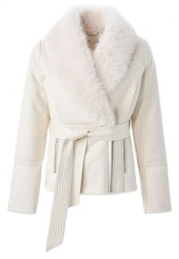 Cremefarbenes Jackett mit einem Kunstpelzkragen, tailliertem Schnitt und seitlichen Reißverschlusstaschen. Verfügt über eine gesteppten Details am Gürtel und an den Ärmeln.