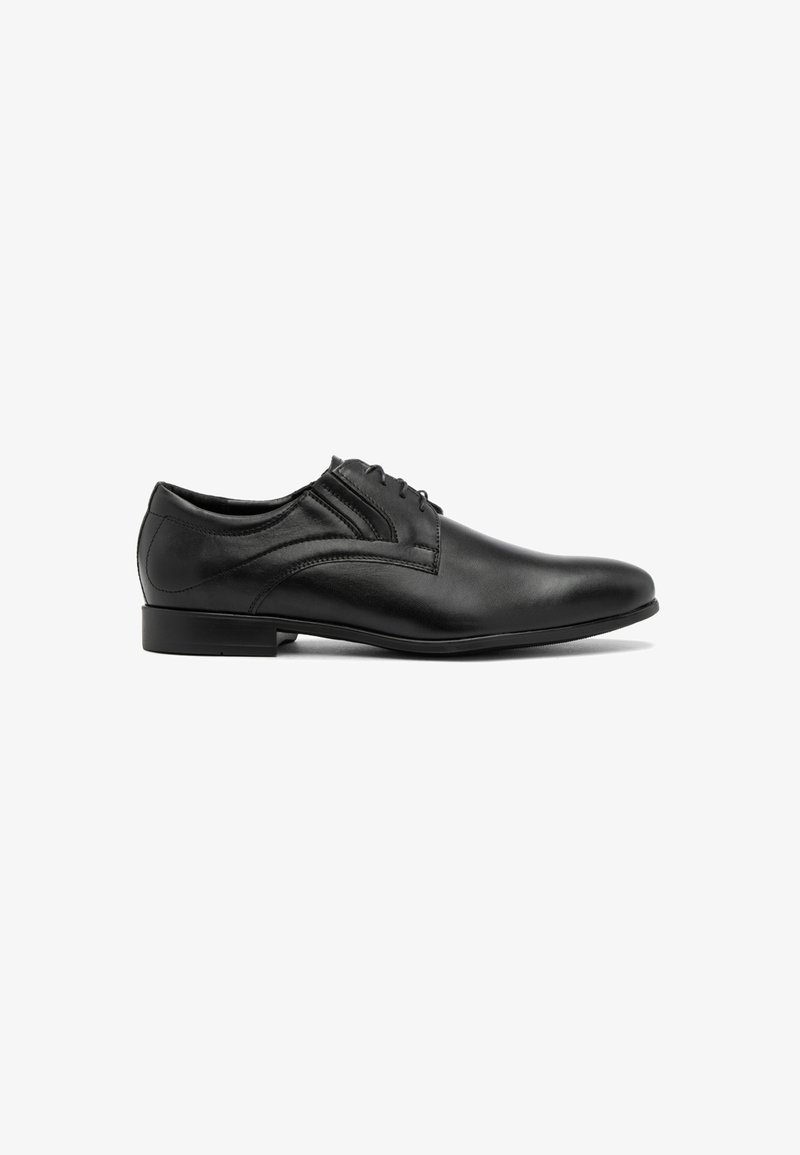 Scarpa da uomo in pelle nera con punta arrotondata, superficie liscia, allacciatura a tre fori e tacco quadrato basso. Cuciture dettagliate sui lati.