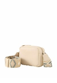 Borsa a tracolla beige realizzata in materiale testurizzato con forma rettangolare. Include una tracolla con motivo a dettagli geometrici in crema e blu.
