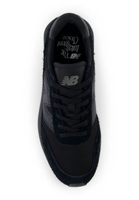 Sneakers neri realizzati in un mix di mesh e camoscio, con un logo decorativo, lacci testurizzati e un interno imbottito.