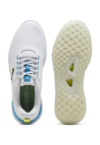 Λευκό αθλητικό παπούτσι με μπλε και κίτρινες λεπτομέρειες, επάνω μέρος από ύφασμα διχτυού, σχεδιασμός με κορδόνια και υφασμένο πέλμα με το λογότυπο Puma στο κέντρο.