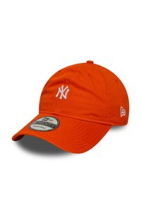 Casquette en coton orange avec un logo "NY" brodé en blanc, visière incurvée, sangle réglable et marquage bien visible sur l'étiquette devant.