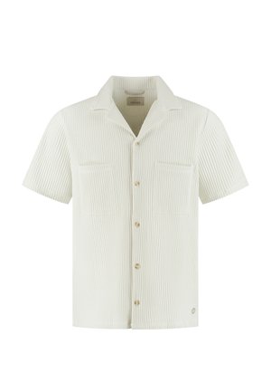 Korte mouwen, gebroken witte gestructureerde blouse met een campkraag, knopen aan de voorkant en twee borstzakken op een witte achtergrond.