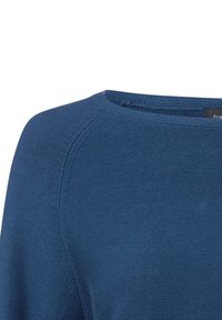 Blauwe gebreide trui met structuur, voorzien van een brede ronde hals en raglanmouwen, die het zachte materiaal en het casual ontwerp benadrukken.