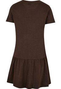 Robe marron à manches courtes avec un corsage ajusté et une jupe froncée et évasée, vue de dos sur fond blanc.