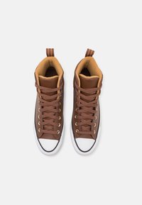 Hnědé vysoké tenisky s texturovanou kůží, krémovou gumovou špičkou, zlatými očky a měkkým žlutým vnitřním podšívkou.