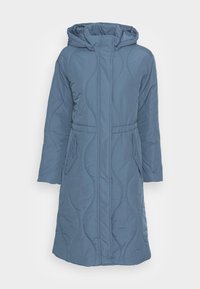 Abrigo acolchado azul con capucha, que presenta una cintura ajustada, mangas largas y dos bolsillos laterales. Textura suave y patrón de costura en forma de ola.