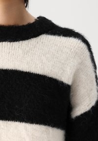 Gina Tricot STRIPE SWEATER - Πουλόβερ - black/white