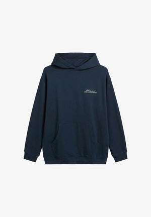 Granatowa bluza z kapturem wykonana z miękkiej mieszanki bawełny, wyposażona w przednią kieszeń typu kangurek, długie rękawy oraz kaptur z troczkiem. Nadruk z logo na piersi.