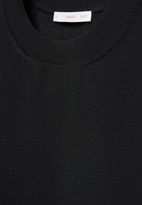 Maglietta nera con scollo a girocollo, collo a coste, tessuto liscio e etichetta con marchio minimale. Tessuto sottile con leggero effetto lucido.