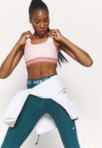Under Armour CROSSBACK MID BRA - Sutiã desportivo de suporte médio - beta tint