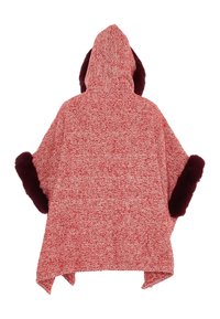 Červená a bílá pončo se vzorem rybí kosti, s kapucí a bordó umělou kožešinou na manžetách. Materiál vypadá měkký a strukturovaný.