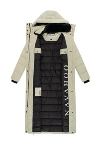 Lang polstret frakke i lys beige med en aftagelig sort faux fur-krave. Har sort indre med fremtrædende hvid branding og lommer.