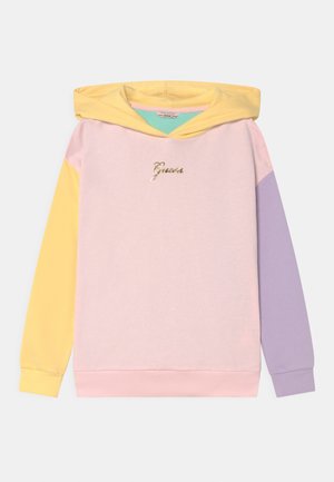 Pastellrosanes Hoodie mit gelbem linken Ärmel, lavendelfarbenem rechten Ärmel, gelber Kapuze und goldenem "Guess"-Logo auf der Brust.