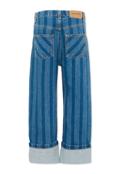 Pantalon large en denim bleu avec des rayures verticales foncées, ourlets retroussés, deux poches arrière et une étiquette de marque en cuir tan sur la ceinture.