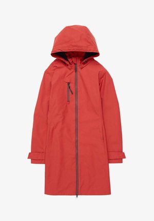 Vörös vízálló kabát kapucnival, hosszú ujjú, cipzáras záródással és egy mellzsebbel. A dizájn letisztult, minta nélküli.