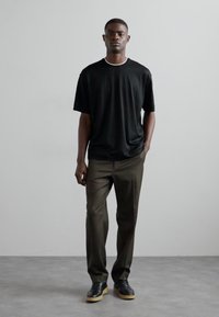 Emporio Armani Pamata T-krekls - black