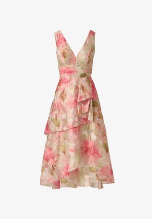 Šaty bez rukávů s květinovým vzorem, hlubokým výstřihem do V, přiléhavým pasem a vrstvenou asymetrickou sukní v jemných růžových a zelených tónech.