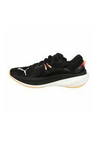Scarpe sportive nere con tomaia in maglia testurizzata, suola intermedia bianca e suola arancione. Presentano il logo sul lato e strisce decorative colorate.