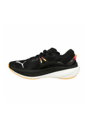 Scarpe sportive nere con tomaia in maglia testurizzata, suola intermedia bianca e suola arancione. Presentano il logo sul lato e strisce decorative colorate.