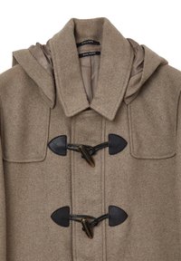 Cappotto in misto lana beige con un grande cappuccio, chiusura a toggles, dettagli in pelle nera e finitura testurizzata. Sono visibili due tasche sul petto.