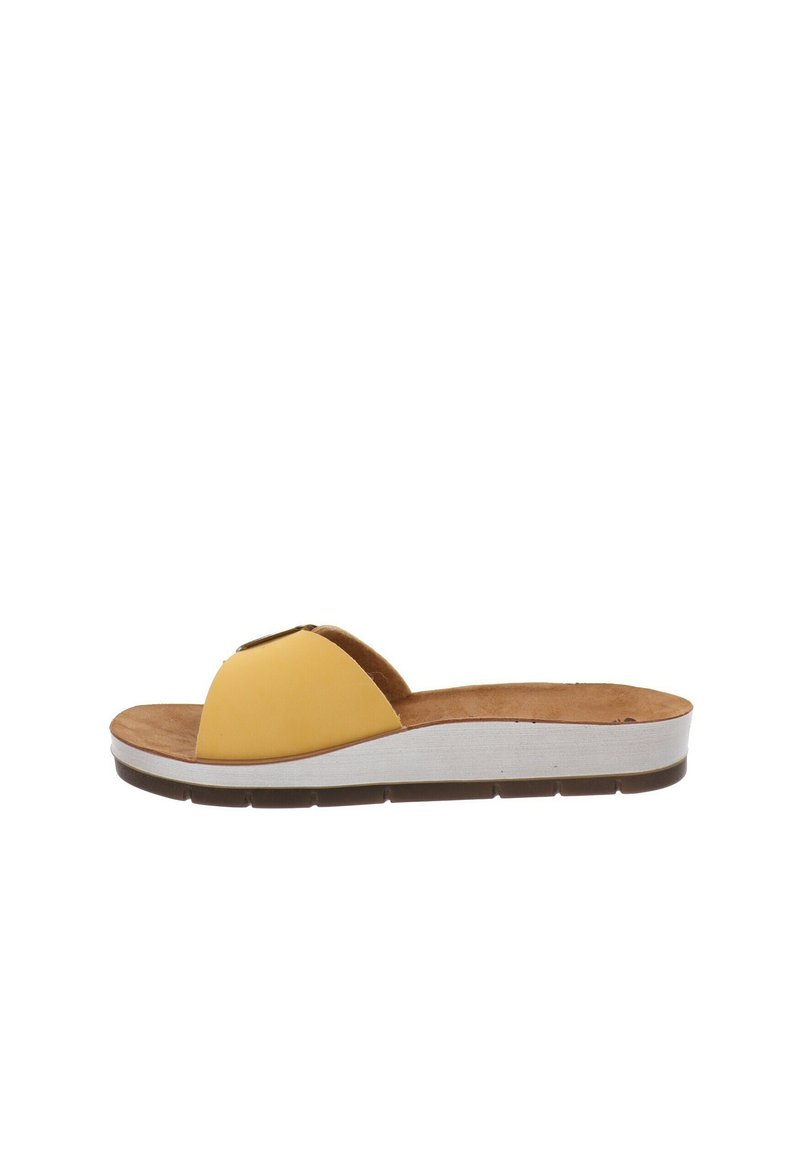 Sandal giallo con punta arrotondata e una fascia larga. Soletta imbottita e suola piatta bianca con fondo testurizzato marrone.