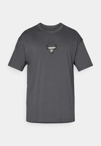 Grå bomull T-skjorte med korte ermer, rund hals, med et sentralt Chicago Bulls-logo og et lite Nike-merke over det.