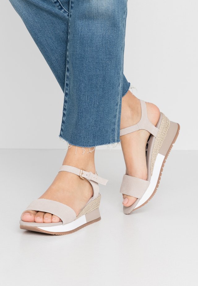 SARCHI - Sandalias con plataforma - beige