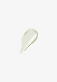 Tache lisse de crème blanche nacrée aux bords doux sur un fond gris clair uni.