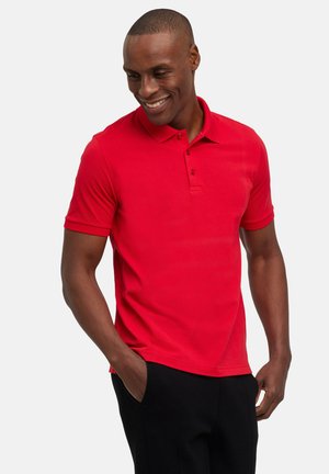 Rode poloshirt van katoen, met een klassieke kraag, drievoudige knoopsluiting, korte mouwen en een gladde textuur.