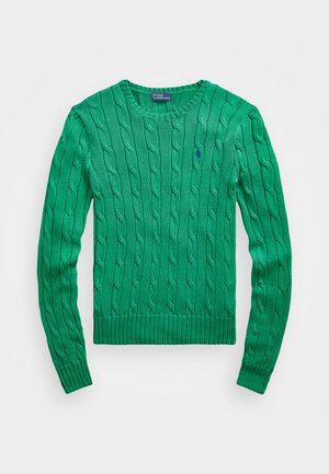 Maglione verde a trecce con collo rotondo, maniche lunghe e polsini a coste. Presenta un piccolo logo blu sul petto.