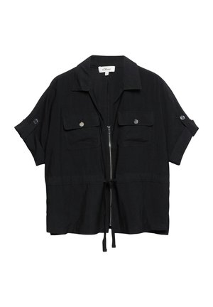 Czarna koszula z krótkim rękawem, z zamkiem błyskawicznym z przodu, dwiema zapinanymi na guziki kieszeniami na piersi, rękawami z możliwością podwinięcia i ściągaczem w talii.