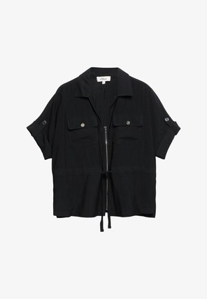 Czarna koszula z krótkim rękawem, z zamkiem błyskawicznym z przodu, dwiema zapinanymi na guziki kieszeniami na piersi, rękawami z możliwością podwinięcia i ściągaczem w talii.