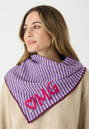 Paarse en crèmekleurige gestreepte sjaal met een rode geborduurde "OMG" en hart. Beschikt over een contrasterende bordeauxrand en een zachte textuur.