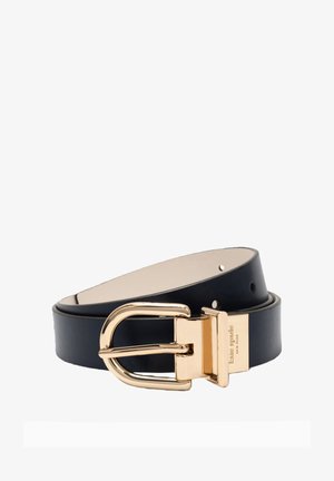 Zwarte leren riem met gespsluiting en gesp in goudkleur, met subtiele gegraveerde "Kate Spade New York" branding op de sluiting.